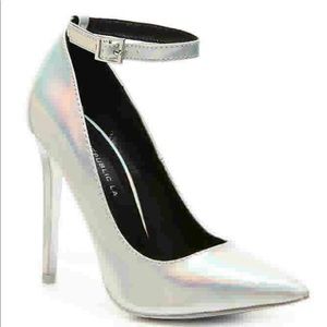 🔥HUGE SALE🔥 Silver Pointed toe pump 😍👠